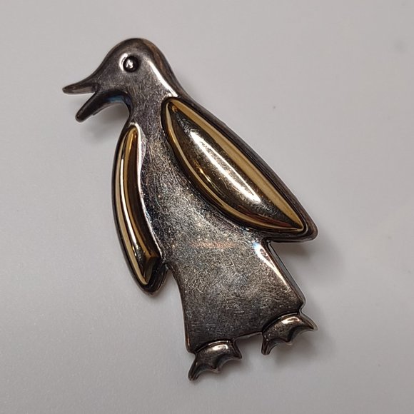 Jewelry - Cute Vintage Metal Two Tone Penguin Brooch Or Pendant